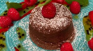 Flüssiger Schokoladenkuchen Mit Himbeere & Passionsfrucht