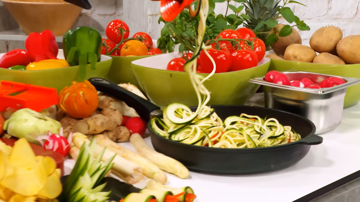 Küchenhelfer mit TNS-3000 Gemüsehobel